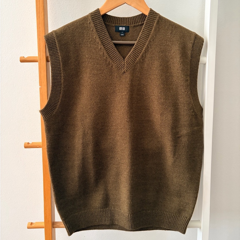 Men's Uniqlo Olive V-Neck Sweater‎ Vest